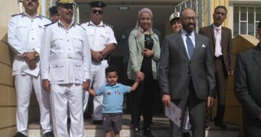 شاهد كواليس أول يوم لابن شهيد سيناء فى مدرسته تركه والده جنينا ببطن أمه.. صور