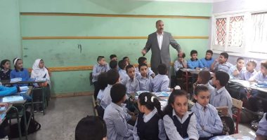 التعليم تتابع وصول الكتب المدرسية إلى الطلاب فى المدارس.. صور