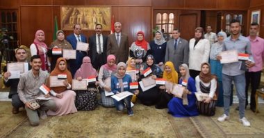رئيس جامعة المنوفية يكرم الطلاب المتميزين فى مشروع محو الأمية