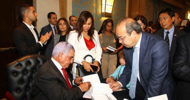 زاهى حواس يوقع كتابه أسرار مصر بحضور وزراء وفنانين وسفراء