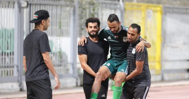 جبيرة لـ"خالد مصطفى" لاعب المصرى بعد إصابته فى القدم اليمنى أمام الزرقا