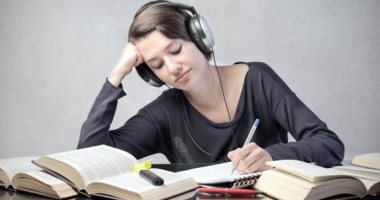 لو مش طايق الكتاب وحاسس بملل.. 8 حاجات هتساعدك على التركيز