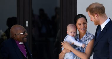 الأمير البريطانى هارى وزوجته يلتقيان ديزموند توتو خلال جولتهما الأفريقية