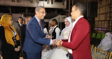 محافظ سوهاج يشهد زفاف جماعى.. ويسلم عقود مشروعات صغيرة للأسر الأكثر إحتياجًا