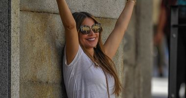 صور.. بالإبتسامة والجينز صوفيا فيرجارا تخطف الأنظار فى مدريد