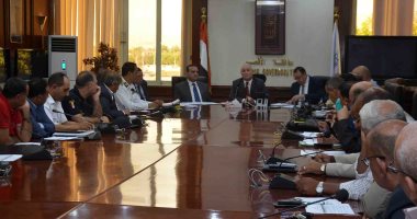 محافظ الأقصر يناقش ملفات التصالح بمخالفات البناء وطلاء واجهات المنازل 