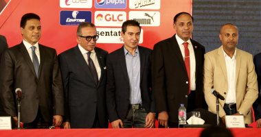 كاميرا "سوبر كورة" ترصد متابعة جهاز المنتخب للقاء الأهلي ضد الإنتاج الحربى