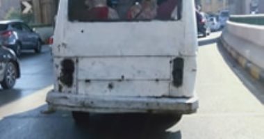 أمسك مخالفة.. سيارة متهالكة وبدون لوحات معدينة أعلى محور صفط