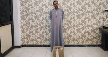 صور.. الصفقة الحرام تنتهى بالكلابشات.. مباحث الآثار بسوهاج توقع بشقيقين