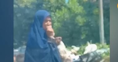 «جاهزة يا حاجة».. 6 أخطاء كشفت «فبركة» مكملين الإخوانية لمشهد تناول سيدة لطعام من القمامة (صور)