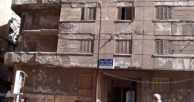 شكوى من تهالك عمارة بشارع المعسكر الرومانى بالإسكندرية تتساقط أجزاء منها 