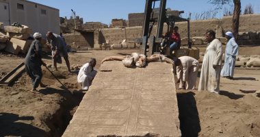 شاهد.. عمال آثار الأقصر يرفعون ويحفظون أحجار سقف "معبد مونتو" لدعم السياحة