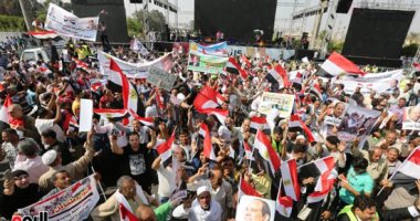 ملحمة وطنية أمام المنصة.. آلاف المواطنين يحتشدون فى حب مصر