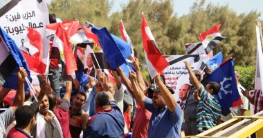 صور.. فى ظهرك يا ريس.. عمال سيراميكا كليوباترا فى السويس يزلزلون المحافظة بهتافات مؤيدة للرئيس