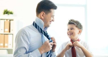صاحبه وعلمه احترام الآخرين.. نصائح لتربية الطفل بعد بلوغ سن العاشرة