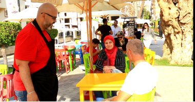 قبل ساعات من افتتاح "شارع 306".. تعرف على الدكتور محمد.. استشارى العلاقات الأسرية و"طباخ الإندومى".. عاد إلى مصر بعد سنوات الغربة.. المشروع الجديد نقطة انطلاقة بعد سنوات بطالة.. وتوابل العطار سر الخلطة الجديدة