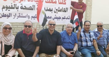 قيادات وموظفو وزارة الصحة يحتشدون أمام المنصة لرفض دعوات الفوضى