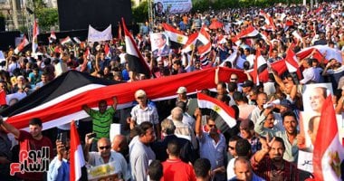 شاهد.. أطول علم لمصر باحتفالات المنصة لدعم مؤسسات الدولة ضد الفوضى والتخريب