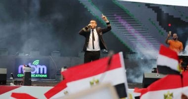 صور.. محمود الليثى يشعل حماس المشاركين بتظاهرة فى حب مصر بالمنصة