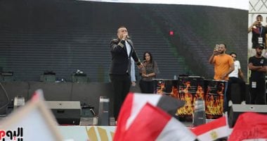 محمود الليثى ومحمد نور يشعلان حماس المؤيدين للرئيس السيسى بالمنصة