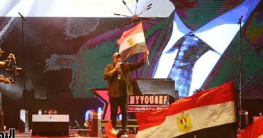 صور.. محمد فؤاد يغنى "ابن بلد" من المنصة تأييدا للرئيس السيسى