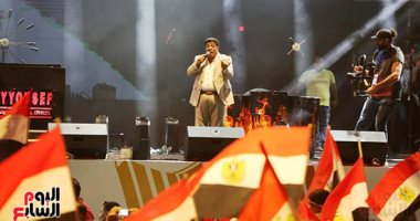 صور.. عبد الباسط حمودة من أعلى المنصة: "السيسي وطنى وابن بلد.. ولا للفوضى"