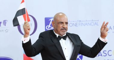 فيديو.. محمد لطفى يرفع علم مصر على السجادة الحمراء فى مهرجان الجونة
