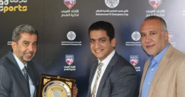 الإسماعيلى يُهدى درع النادى للقنصل المصرى بتونس 