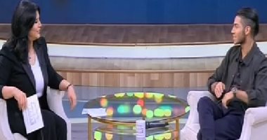 شاهد.. مينا مسعود يقلد والدته أثناء حضورها تصوير مشاهد فيلم "علاء الدين"