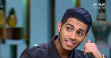 شاهد.. مينا مسعود يفاجئ منى الشاذلى بتقليد صوت كوميدى