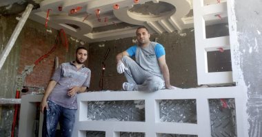 قارئ يشارك بصورة مع زميله فى الأسبوع العالمى للسعادة بالعمل: "ربنا يرزقنا"