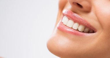 نعناع أو شمع عسل.. وصفات طبيعية لترطيب الشفاه
