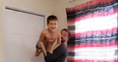 زيهم زى بعض.. مشهد لطيف لرجل يداعب ابن زوجته وكلبه.. شاهد الفيديو