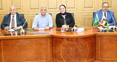 صور.. محافظ المنوفية يناقش سبل المشاركة فى "معرض تراثنا للخزف اليدوى"