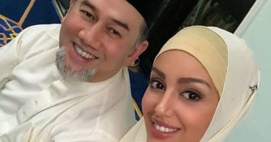 بعد ما خسر عرشه عشانها وطلقها.. ملكة جمال روسيا تناشد ملك ماليزيا السابق