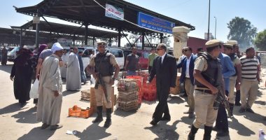 محافظ أسيوط يترأس حملة لإزالة الإشغالات والتعديات بمجمع مواقف الأزهر