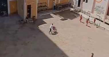 شاهد مدرس فى سوهاج يساعد تلميذًا من ذوى الاحتياجات الخاصة للعب مع زملائه