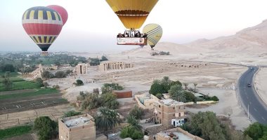 البالونات الطائرة تقل مئات السائحين للاستمتاع بحضارة الفراعنة من سماء الأقصر