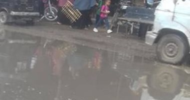 أهالى ترسا بالجيزة يشكون من انتشار مياه الصرف بالشارع العمومى