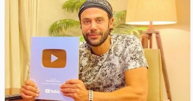 محمد إمام بعد حصوله على الدرع الذهبى من "يوتيوب": "أغنى بقى ولا إيه"