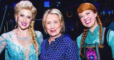 هيلارى كلينتون تشاهد مسرحية Frozen فى برودواى وتلتقط الصور مع الأبطال