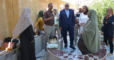 محافظ الوادى الجديد يدعم مدرسة الزهور الإعدادية بمبالغ مالية لعمل مظلات للطلاب 