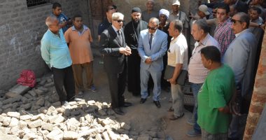 محافظ المنيا يتفقد موقع إنهيار 3 منازل بأبوقرقاص ويقرر صرف إعانة وسكن بديل