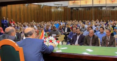 صور.. رئيس مجلس الدولة يجتمع بموظفى المجلس لسماع شكواهم 