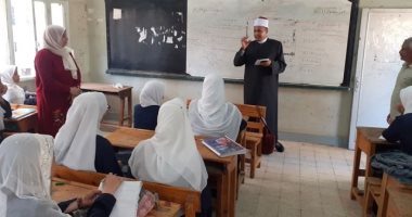 صور.. رئيس منطقة الأقصر يتفقد سير العملية التعليمية بمعهد الفتيات 