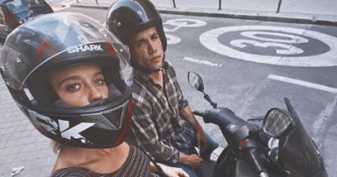 نجم la Casa De Papel  يخرج من الاكتئاب بالدراجة النارية مع ماريا بدرازا