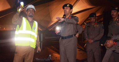 الدفاع المدنى السعودى يجرى عمليات التبريد بحادث حريق قطار الحرمين
