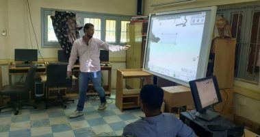 صور.. منطقة الأقصر الأزهرية تدرب 70 معلما على العمل بالسبورة الذكية