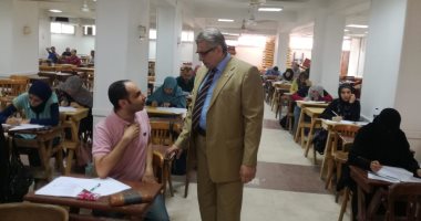 صور.. عميد كلية الطب بجامعة بنها يتفقد امتحانات الدراسات العليا