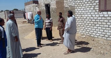 صور.. رئيس مدينة الطود يستجيب لشكاوى أهالى نجع مكى ويكلف بتركيب أعمدة إنارة